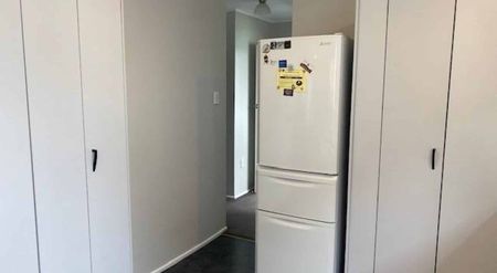 ELEVATED, SPACIOUS FAMILY HOME IN MERRILANDS - 4 BEDROOMS, 2 BATHROOMS - Photo 4