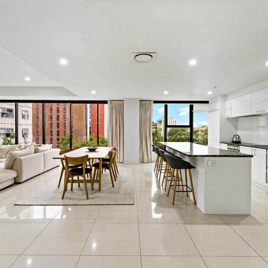 Luxury 3 Bedroom Living - Photo 1