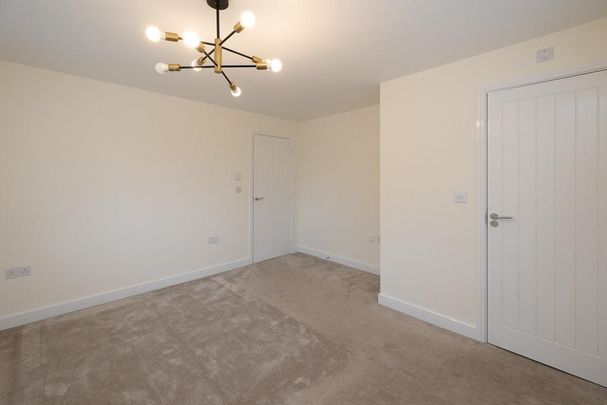 4 bedroom detached house to rent - Photo 1