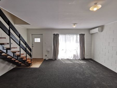2 Bedroom unit in central Otahuhu - Photo 2