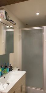 Une maison mitoyenne d'un côté située à proximité des commerces et d'une école - Photo 4