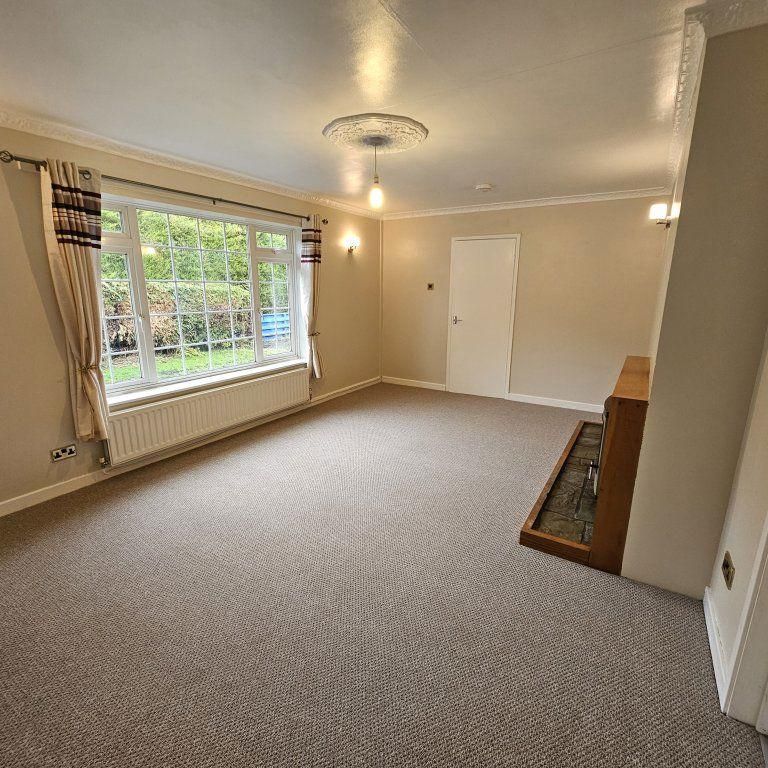 4 bedroom bungalow to rent - Photo 1