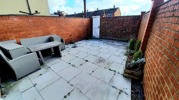 3 bedroom end of terrace house to rent - Photo 1