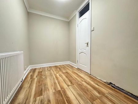 4 bedroom semi-detached house to rent - Photo 5