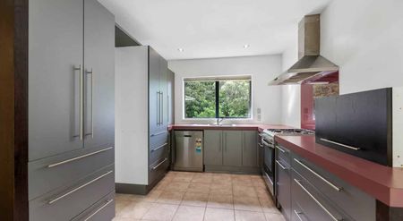 Charming 3-bedroom nestled down a private righ... - Photo 5