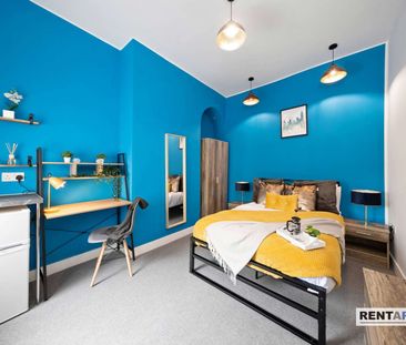 🏡 A Stylish Slice of Town Centre Living – Just 4 Stunning Rooms Up ... - Photo 4