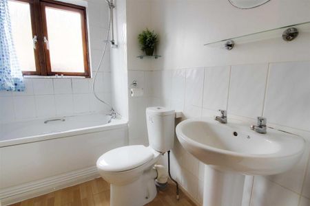 3 bedroom semi-detached house to rent - Photo 5