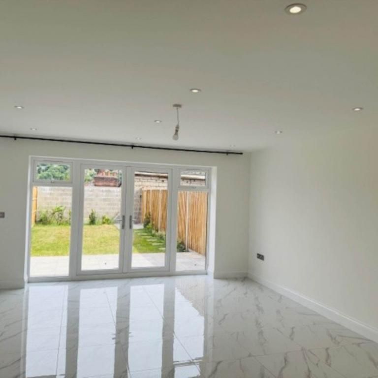 4 bedroom townhouse to rent - Photo 1