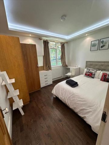 3 bedroom flat to rent - Photo 2