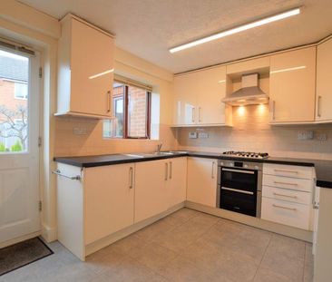 4 bedroom semi-detached house to rent - Photo 3