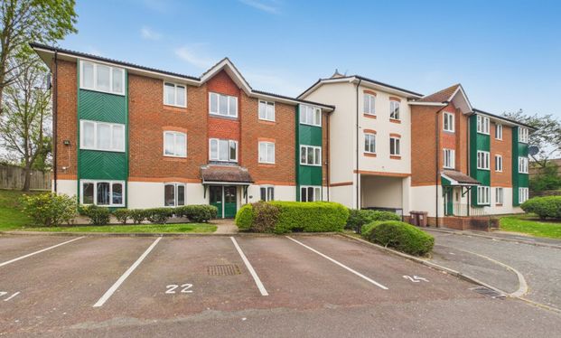 1 bedroom in Missenden Gardens, Slough - Photo 1