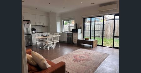 Bright and Modern Townhouse in a Sought After Glenroy Pocket! - Photo 3