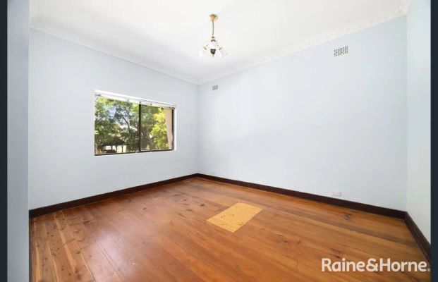 House with 4 bedrooms, 1 bathroom & parking for 1 car - Photo 1