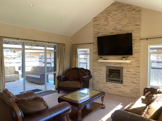 Large Executive Home - Photo 1