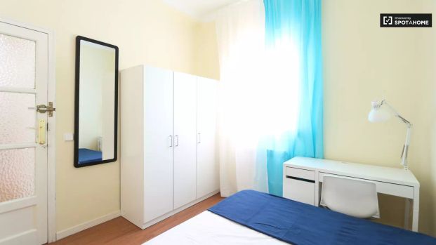 Single Bed in Room in a shared 6-bedroom apartment for rent in Ibiza, Madrid - Photo 1