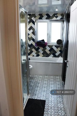 4 bedroom semi-detached house to rent - Photo 2