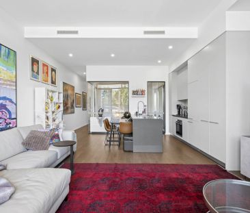 Character filled 2 bedroom apartment with street access - Photo 2