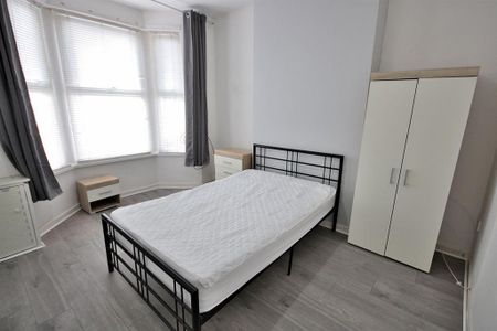 1 bedroom in a house share to rent - Photo 2