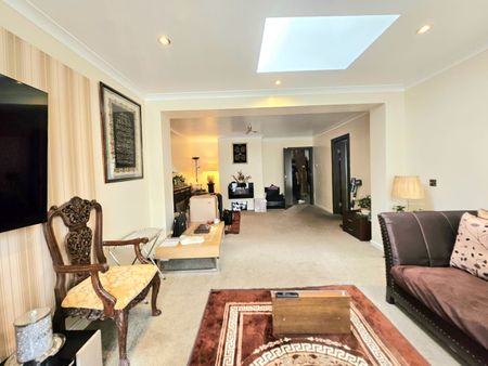 4 Bed Terraced House, Bolingbroke Road, LU1 - Photo 2