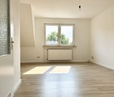 moderne frisch sanierte DG-Wohnung mit EBK + Stellplatz in Reichenb... - Foto 4