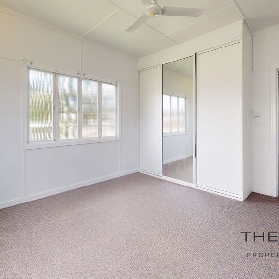 High-set family home in central location - Photo 1