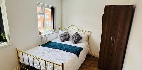 1 bedroom in a house share to rent - Photo 2
