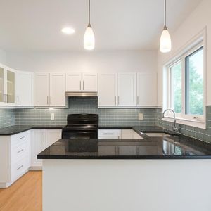 Ahuntsic | Luxueux 3 chambres + Bureau | 1800 pi² sur 2 étages | Cabanon, Cour et Boisé | Air Climatisé - Photo 2