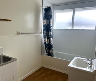 Neat & Tidy Two Bedroom in Riccarton - Photo 6