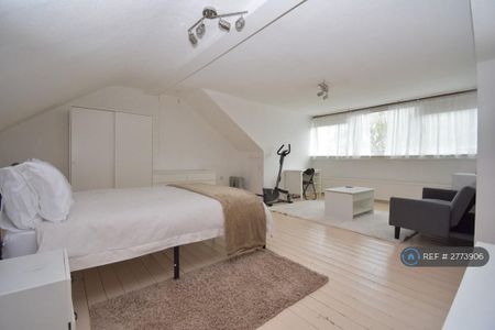 1 bedroom in a house share to rent - Photo 2