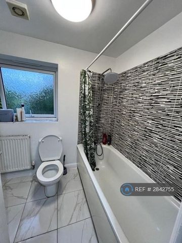 1 bedroom in a house share to rent - Photo 5