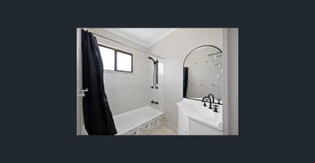 Family home with large shed! - Photo 4