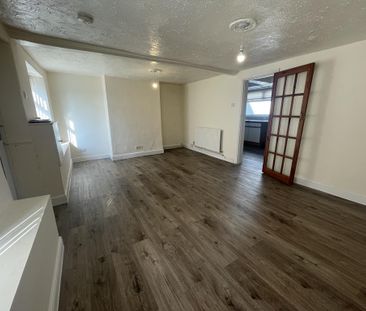 3 bedroom end of terrace house to rent - Photo 2