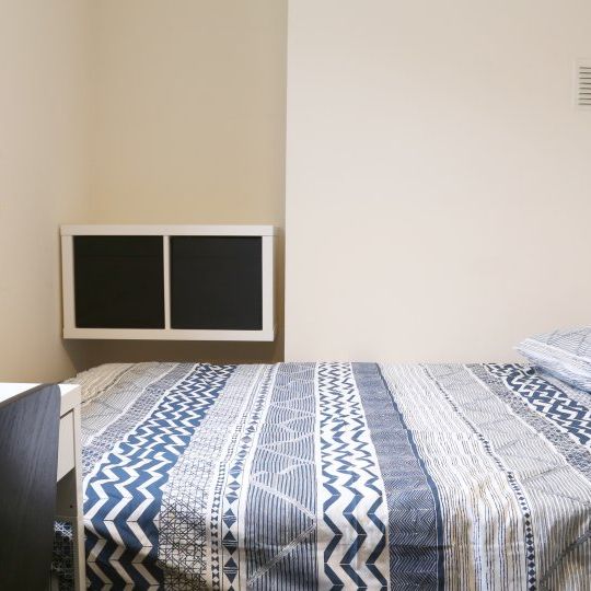 Cheerful room to rent in 9-bedroom house in Stoneybatter - Photo 1