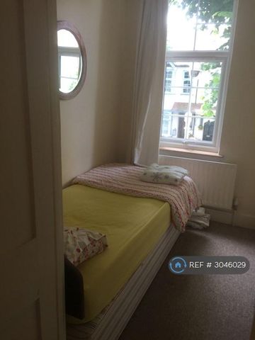 3 bedroom terraced house to rent - Photo 4
