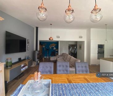 1 bedroom in a house share to rent - Photo 2