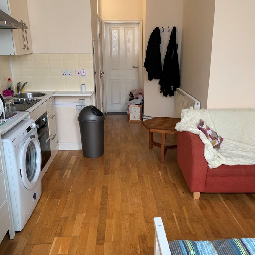 Studio Flat, Hornsey Road, N19 - Photo 1