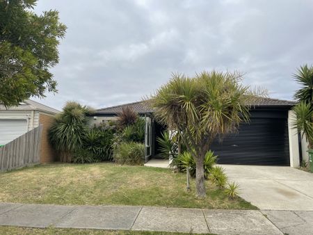 33 Ebony Street Cranbourne VIC - Photo 5