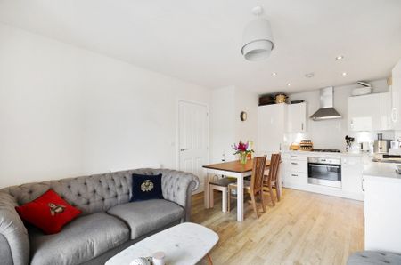 Contemporary two bedroom flat set on the second floor of Berwick Place in Trumpington Meadows a highly sought-after development in Cambridge, CB2. - Photo 3