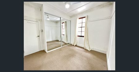 Charming Two-Bedroom Terrace - Photo 4