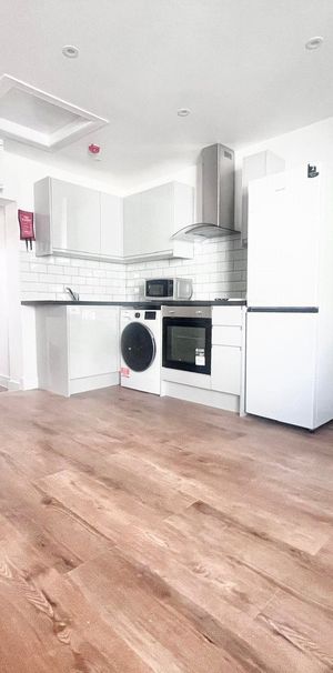 Hanworth Road, Hounslow, TW3 3TU - Photo 1