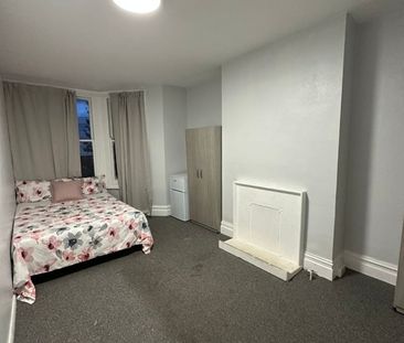 Room in a Shared House, High Road, N15 - Photo 1