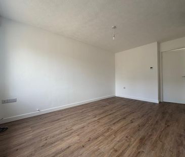 2 bedroom semi-detached house to rent - Photo 3
