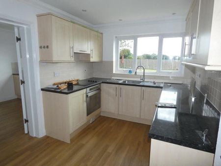 4 bedroom detached house to rent - Photo 5