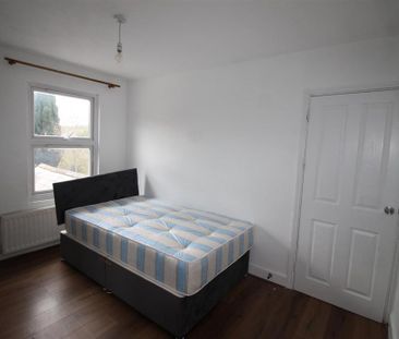 5 bedroom end of terrace house to rent - Photo 4