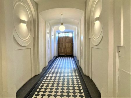 OPERNRING, STAATSOPER, klimatisierte 106 m2 Altbau, 3 Zimmer, Möblierung möglich, Extraküche, 2 Bäder, 4. Liftstock - Foto 4