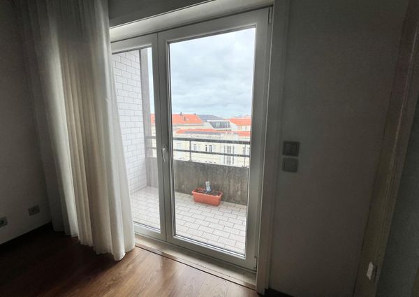 Apartamento T2 situado na Avenida Dr. Lourenço Peixinho em Aveiro.