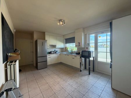 RUIME WONING MET 4 SLAAPKAMERS, 2 BADKAMERS, 2 GARAGES EN LANDELIJK UITZICHT - Photo 5