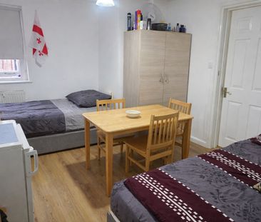 4 Bed Flat, Clarence Court, N12 - Photo 1