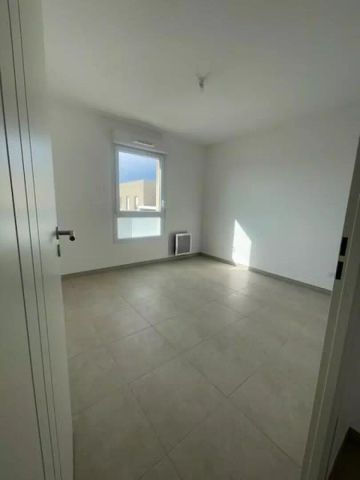 location Appartement T2 DE 42.4m² À ARLES - Photo 3