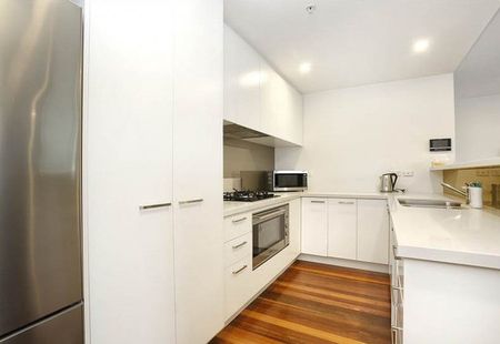 OVERSIZED TWO BEDROOM APARTMENT IN GREAT LOCATION - Photo 3